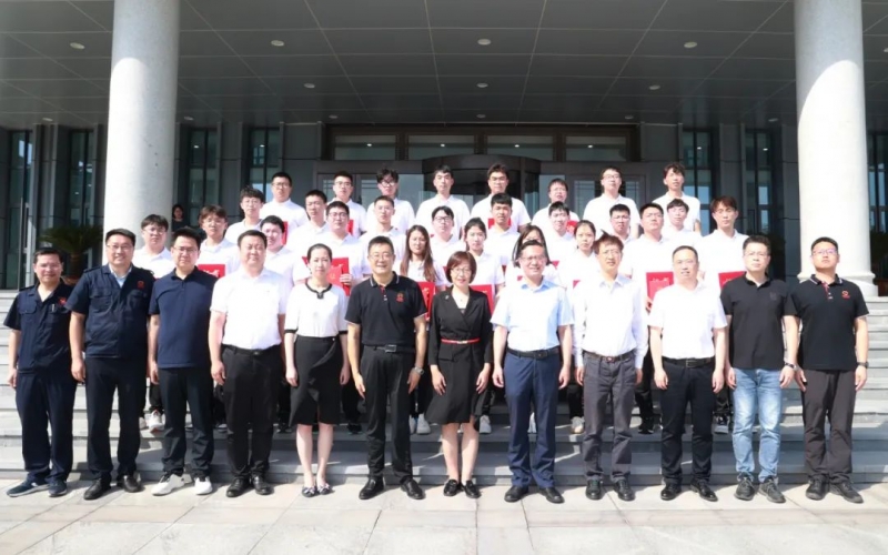 全国首次智能制造专业技术等级证书和职称认定证书颁发仪式在QY千亿集团举行