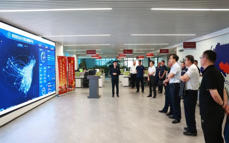 中国铁路北京局集团有限公司副总经理金伟一行到QY千亿集团参观交流