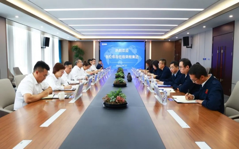 河北天柱钢铁集团副总经理张连山一行到QY千亿集团座谈交流
