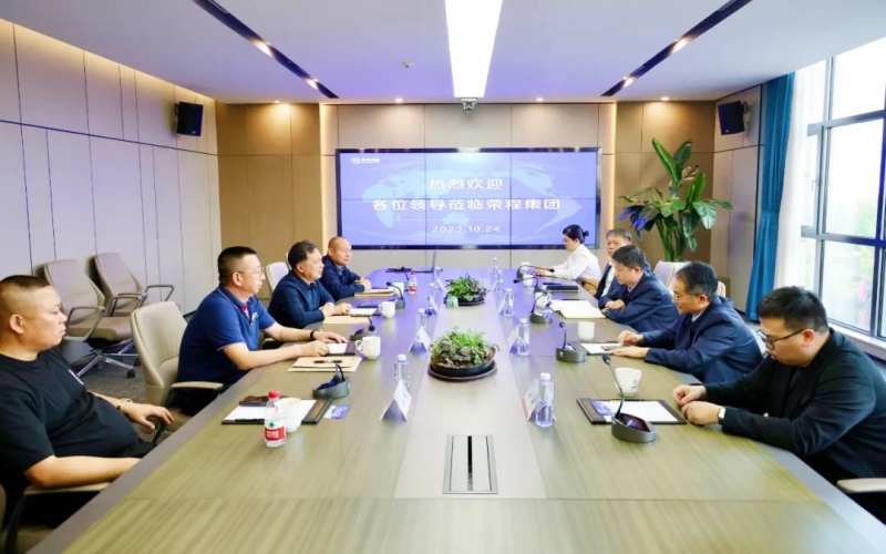 天津石油总会计师梁斌一行到QY千亿集团参观调研