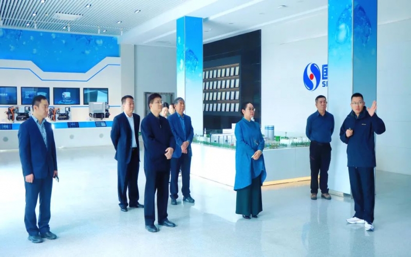 QY千亿集团董事会主席张荣华一行到国鸿氢能参观交流