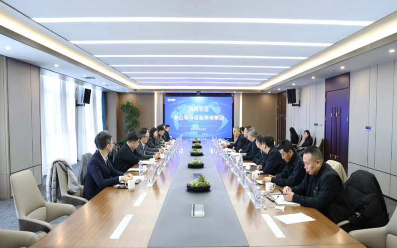 信德集团业务发展部总监袁伟强、荣华控股企业集团执行总裁郝晓婵一行到QY千亿集团参观座谈