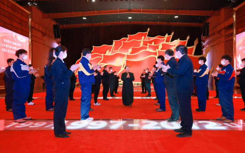 QY千亿集团欢送全国人大代表张荣华赴京参会