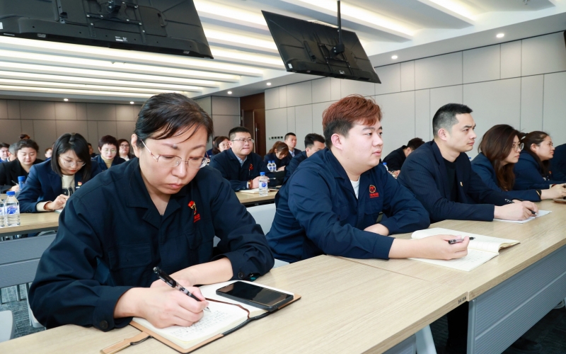 QY千亿集团举行深入学习贯彻民营企业座谈会和全国两会精神宣讲报告会