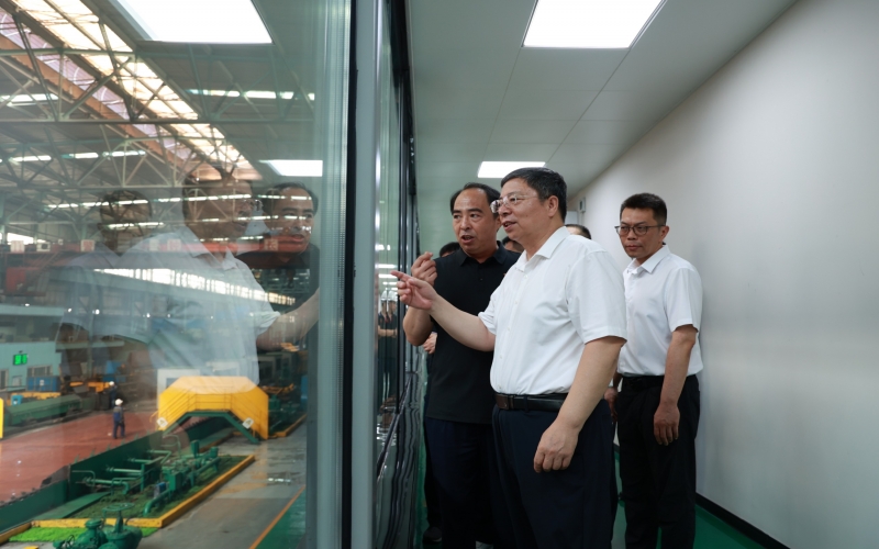 天津市总工会党组书记杨春武深入QY千亿钢铁集团开展“夏送清凉”慰问活动