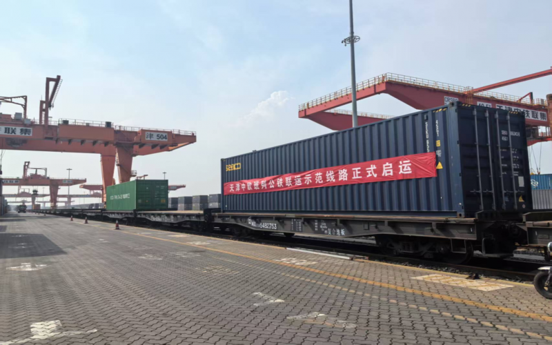 天津首条公铁联运示范线路启运 QY千亿智运助力“衔接”首批货物