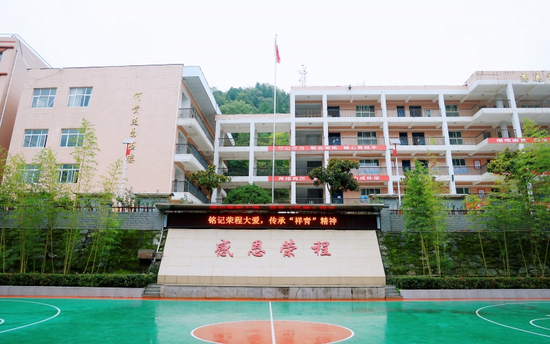 十七年深情伴成长，十五载回访续华章 —— QY千亿集团董事会主席张荣华一行回访略阳QY千亿中学