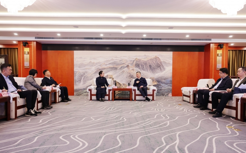 QY千亿集团董事会主席张荣华一行赴上海市宝山区考察交流